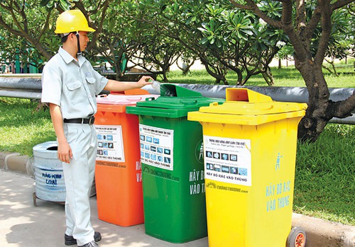 Phân loại rác thải trước khi xả ra môi trường để đảm bảo môi trường bền vững.
