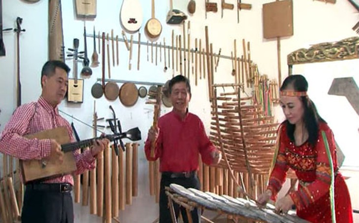 Cả nhà cùng biểu diễn.