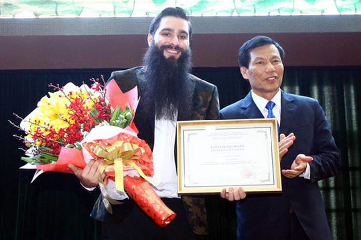 Đạo diễn Jordan Vogt-Roberts (bên trái) nhận bằng chứng nhận Đại sứ Du lịch từ Bộ trưởng Bộ VH-TT&DL Nguyễn Ngọc Thiện (tháng 3/2017).