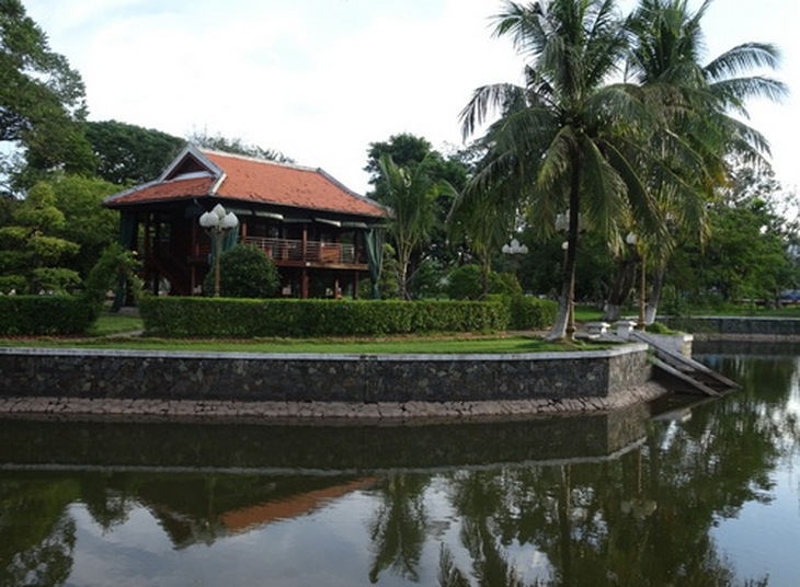 Nhà sàn Chủ tịch Hồ Chí Minh bình yên nằm trong Khu di tích Phó bảng Nguyễn Sinh Sắc.