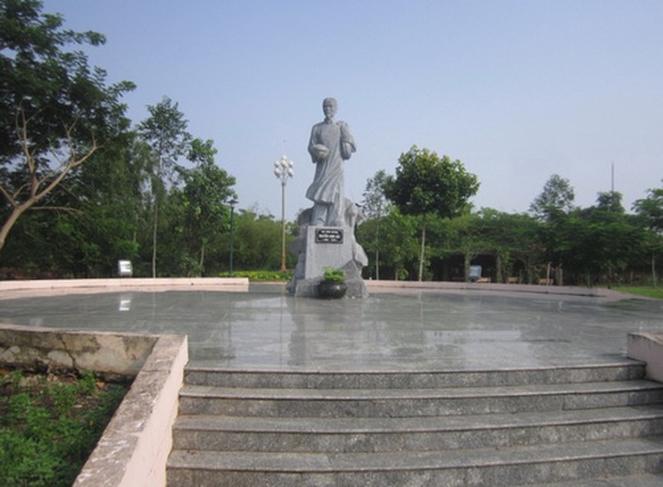 Tượng đài cụ Phó bảng Nguyễn Sinh Sắc.