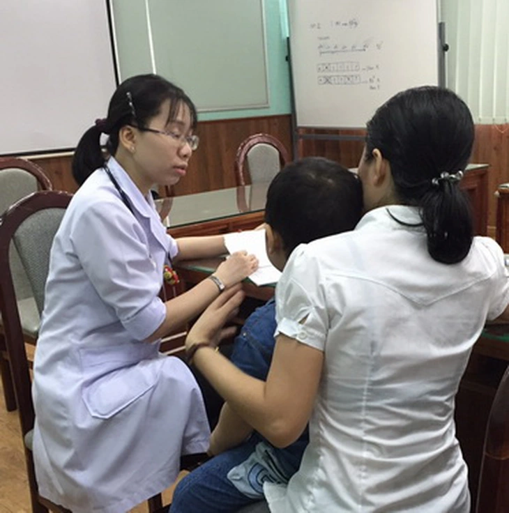 Khi thấy bất thường tại bộ phận sinh dục của bé, cha mẹ cần đưa bé đi khám tại bệnh viện có chuyên khoa Nhi.
