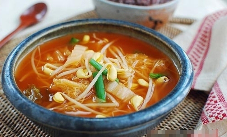 Canh chua giá đỗ rất tốt cho người mệt mỏi đau đầu, cảm sốt, đau họng, tiêu chảy do nhiệt.
