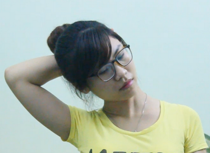 Yoga chữa đau đầu - Tư thế ngồi giãn cổ