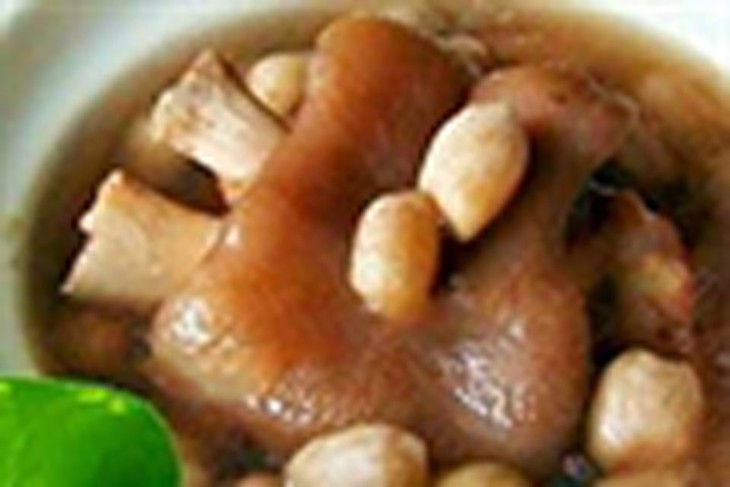 Chân giò lợn hầm lạc nhân đại táo rất tốt cho người thiếu máu, giảm bạch cầu và tiểu cầu.