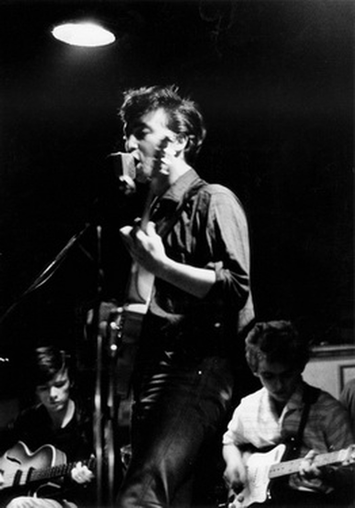 Stuart Sutcliffe - thành viên sáng lập The Beatles trên sàn diễn những ngày đầu khởi nghiệp của ban nhạc huyền thoại.