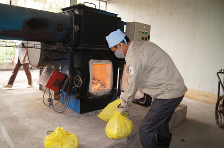 Hiện nhiều bệnh viện đang tự xử lý chất thải rắn bằng lò đốt thủ công.