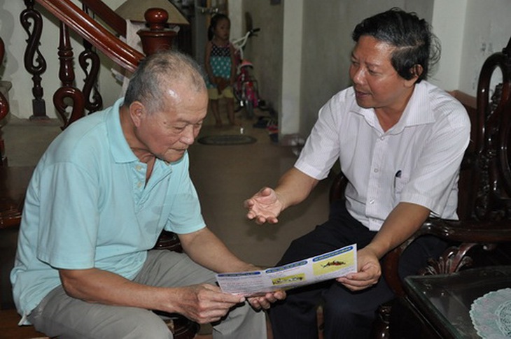 Ông Hoàng Đức Hạnh hướng dẫn người dân cách phòng chống SXH.