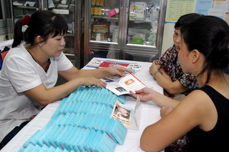Tư vấn dùng thuốc cho bệnh nhân. Ảnh: TM