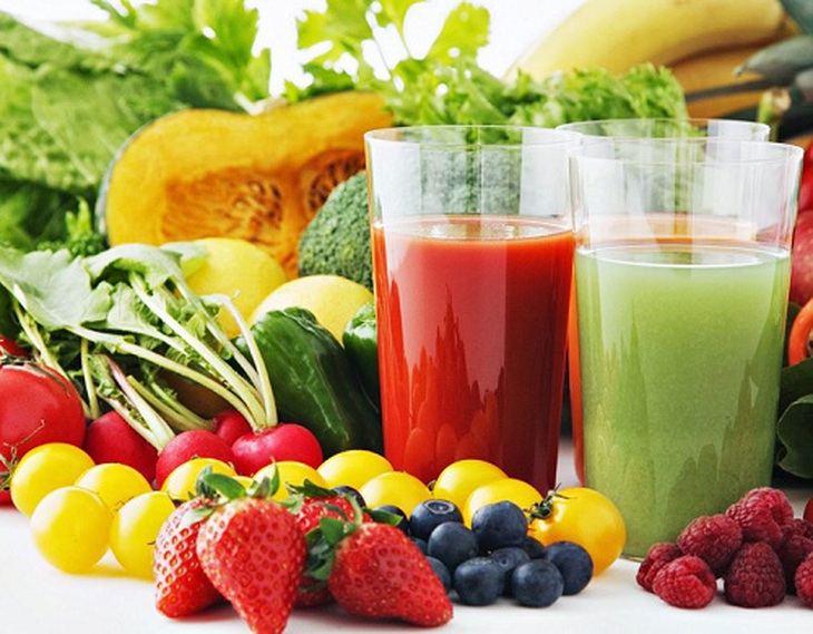 Để hạn chế mụn trứng cá, nên sử dụng nhiều rau xanh và trái cây để tăng cường vitamin, khoáng chất cho làn da.