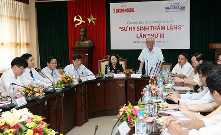 Họp báo giới thiệu Cuộc thi “Sự hy sinh thầm lặng” lần thứ III (năm 2013). Ảnh: TM