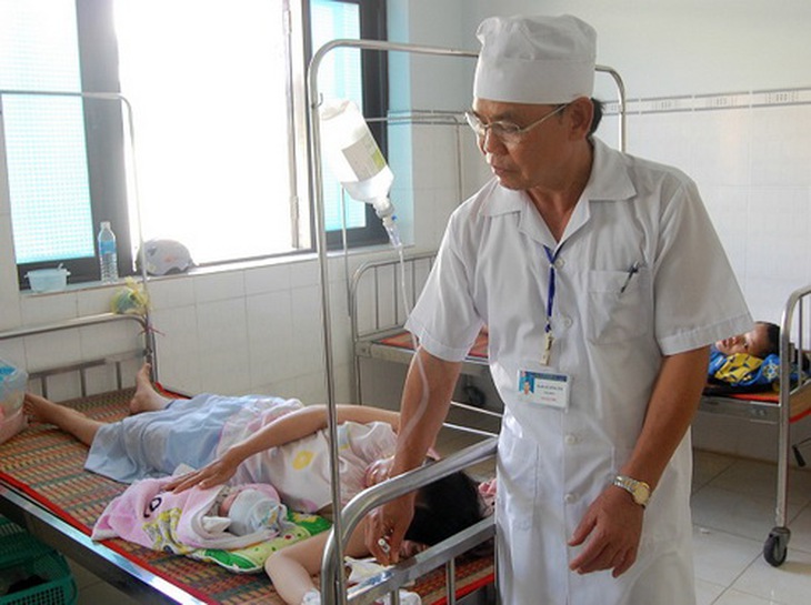 Bác sĩ của ngư dân đảo Phú Quý Bùi Đình Lĩnh kiểm tra ống truyền dịch cho bệnh nhân.