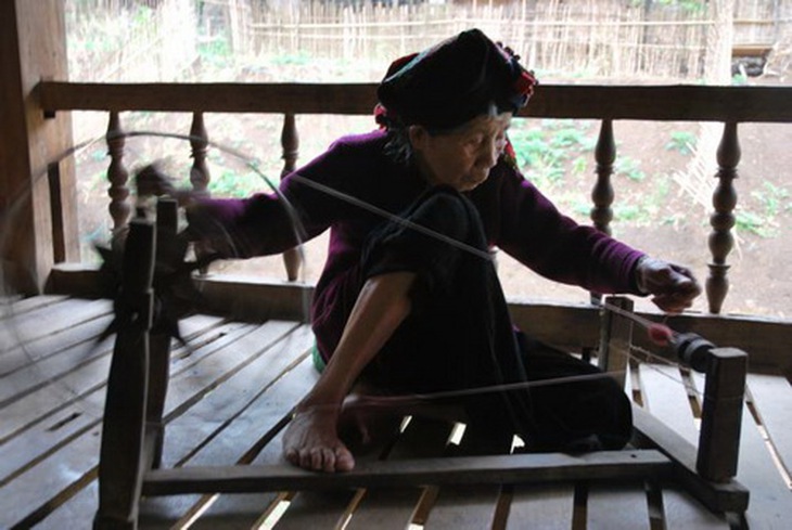 Mẹ Việt Nam Anh hùng Mùi Thị Dậu lúc còn sống quay sợi ở quê nhà.