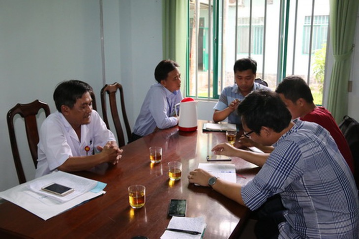 Bác sĩ Thoại (áo trắng) đang trả lời phỏng vấn.
