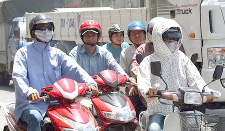 Cần đeo kính râm có quét lớp chống tia cực tím để bảo vệ mắt trước ánh nắng mặt trời.