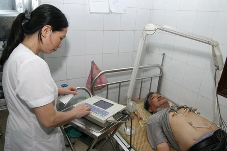 Điện tim cho người bệnh. Ảnh: TM
