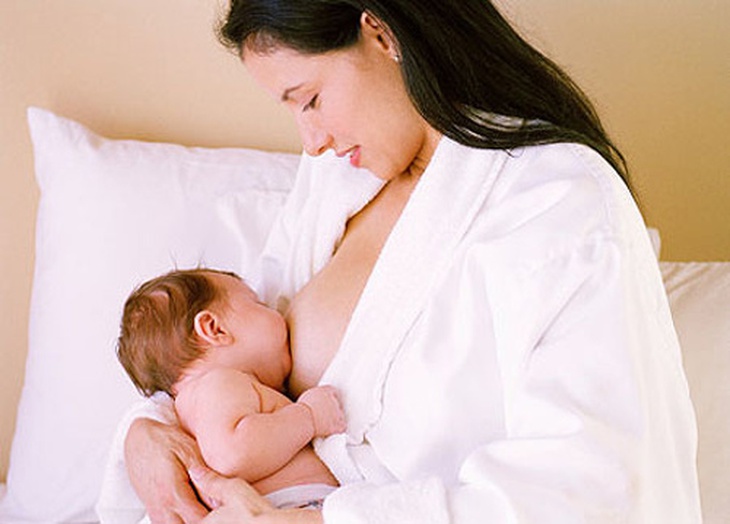 Sau khi sinh, bà mẹ cần được nghỉ ngơi và chăm sóc đặc biệt để phục hồi sức khỏe và nuôi con bú. 