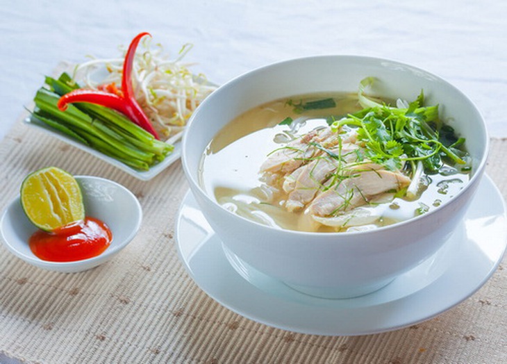 Phở gà có hương vị riêng ngon không kém phở bò.