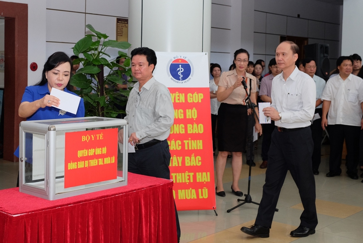 Bộ trưởng Bộ Y tế Nguyễn Thị Kim Tiến cùng các Thứ trưởng và cán bộ Văn phòng Bộ Y tế quyên góp ủng hộ đồng bào các tỉnh Tây Bắc bị thiệt hại do mưa lũ. Ảnh: TM