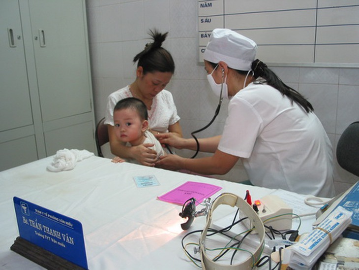 Trong quá trình cho trẻ dùng thuốc, khi có băn khoăn, cần tham khảo ý kiến của bác sĩ, dược sĩ. Ảnh: TM
