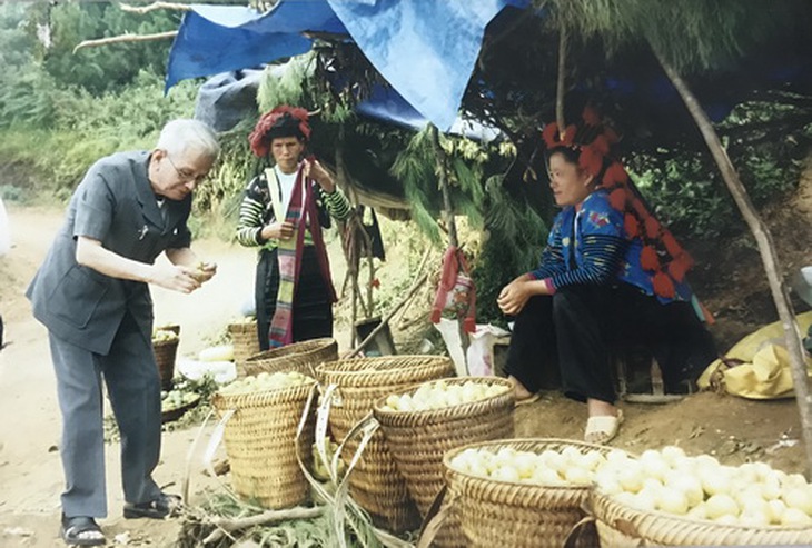Nhà báo Hữu Thọ với hàng nông thổ sản của đồng bào Mông trên đỉnh đèo Pha Đin - Điện Biên tháng 9/2010.