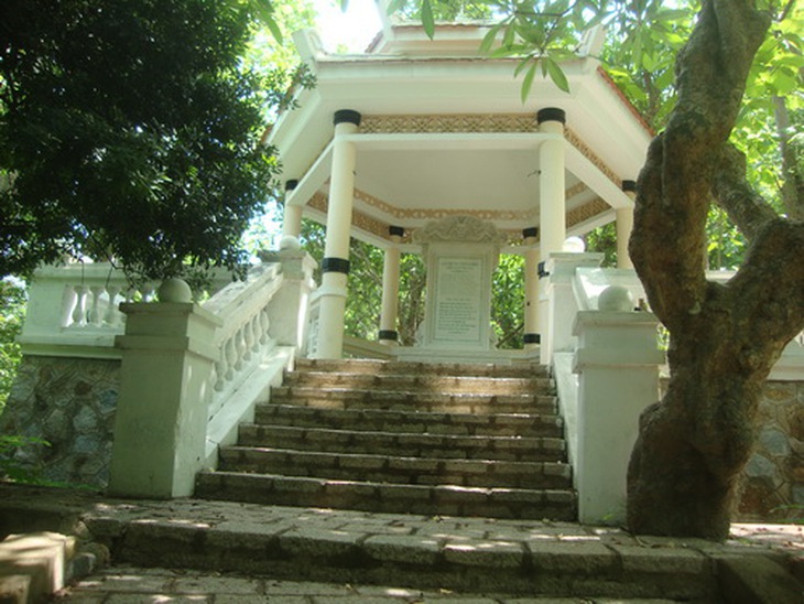Bia thơ của vua Thành Thái.