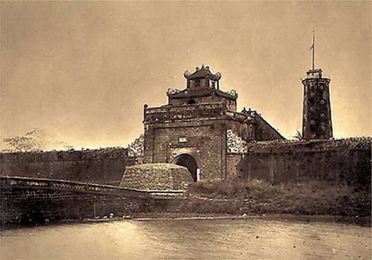 Cổng thành và cột cờ trong thành cổ Bắc Ninh.