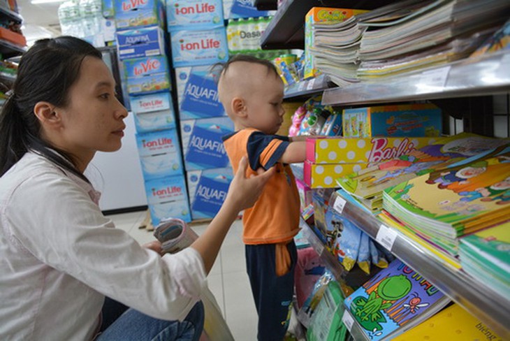 Trẻ em hiếu kỳ, thích thú bởi sự phong phú của hàng hóa với nhiều màu sắc bắt mắt.