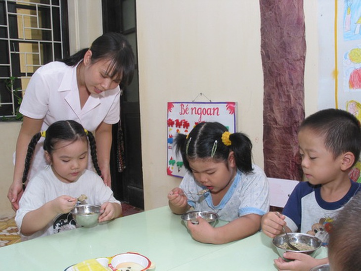 Thực hiện tốt vệ sinh ăn uống: ăn chín, uống chín; vật dụng ăn uống phải đảm bảo được rửa sạch sẽ trước khi sử dụng để phòng bệnh TCM.