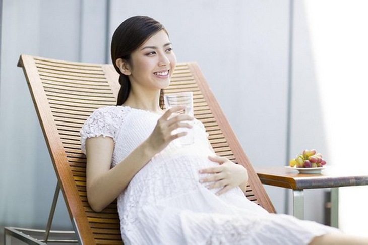 Khi mang thai nên uống đủ nước, ăn nhiều chất xơ tránh táo bón.