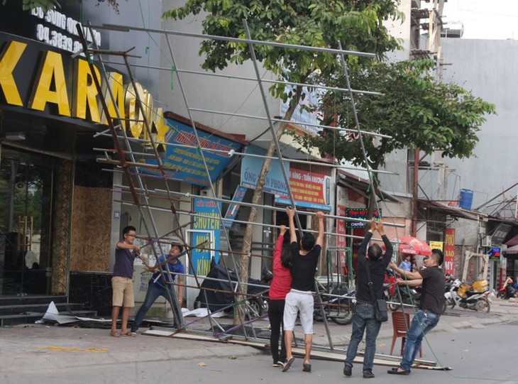 Hàng loạt quán karaoke tại Hà Nội dỡ biển quảng cáo.