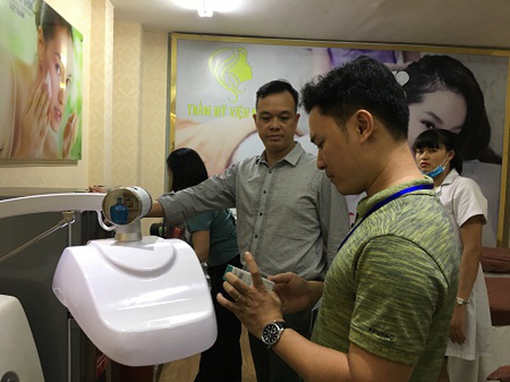 Đoàn kiểm tra của Sở Y tế Hà Nội đã phát hiện Thẩm mỹ viện Rose tiêm thuốc giảm béo “chui” cho khách hàng. Ảnh: PV
