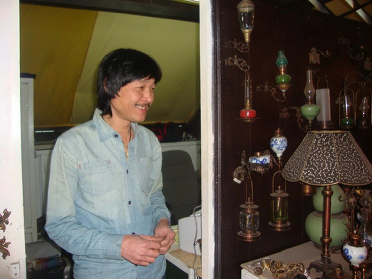 Nghệ nhân Nguyễn Ngọc Hùng với phòng trưng bày hàng lưu niệm.