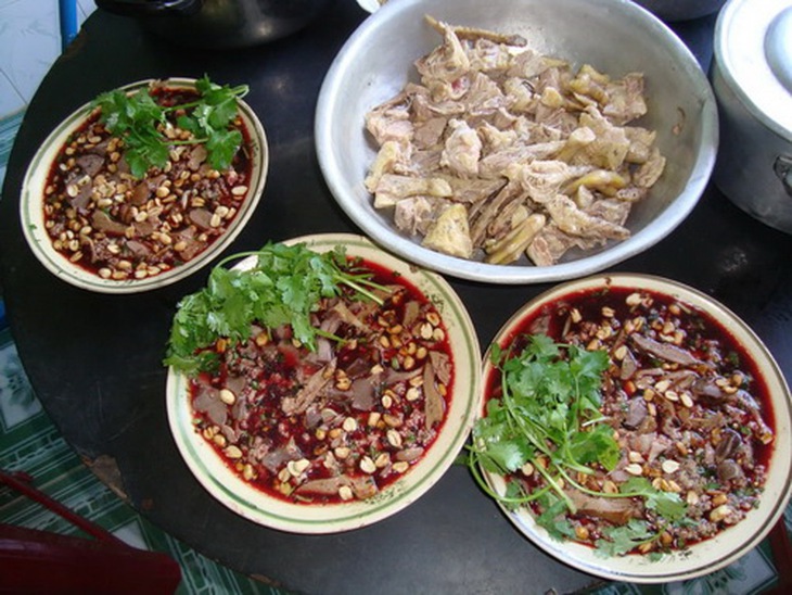 Không ăn tiết canh, nem chua, nem chạo, gỏi, rau sống để phòng bệnh.