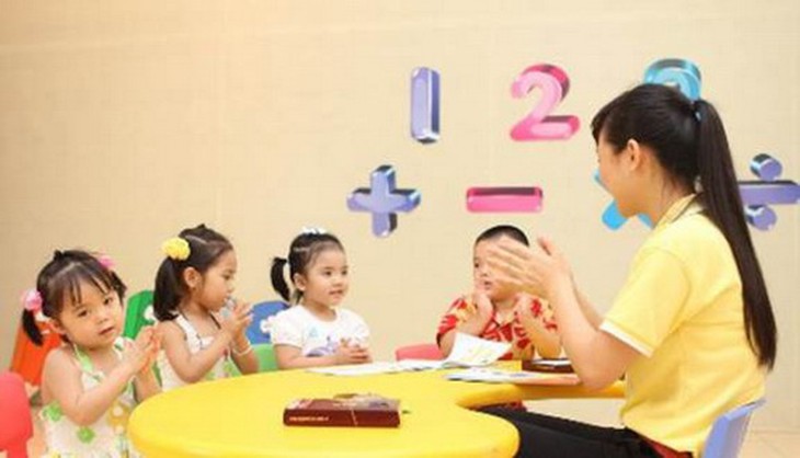 Giờ các lớp mẫu giáo phổ cập khắp nơi, các cô giáo mầm non được đào tạo bài bản, để vừa làm bảo mẫu, vừa làm cô, dạy từ múa hát đến nặn tô vẽ, cả chữ sơ khai đến uốn nắn cách sống, tư duy của giai đoạn rất quan trọng của trẻ. (Ảnh minh họa)