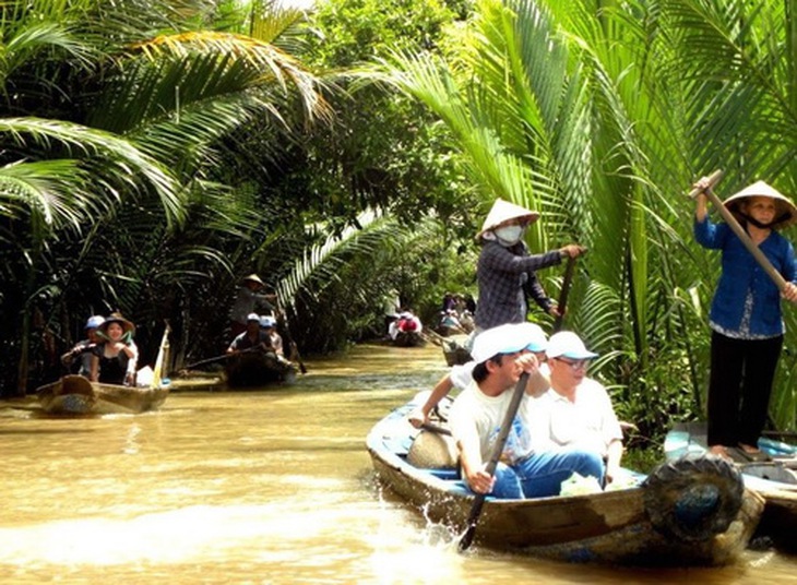 Du khách khoan thai mái chèo theo những con rạch đỏ nặng phù sa quanh co luồn vào các nhánh sông chằng chịt ở miền Tây.