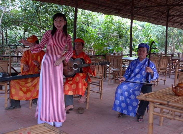 Khách du lịch miệt vườn được thưởng thức một loại hình văn hóa đặc sắc của miền Tây “đờn ca tài tử” mùi rệu ở cù lao An Bình (Long Hồ - Vĩnh Long).