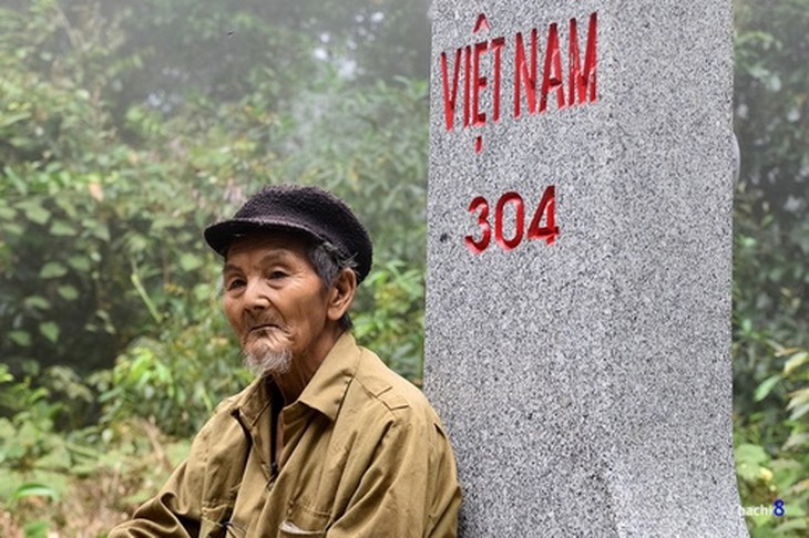 Già làng Lâu Văn Hự bên cột mốc 304 (hay còn gọi là G8).
