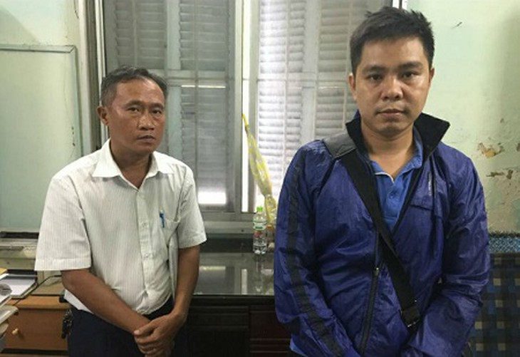 2 cán bộ hải quan Mai Phước Việt (trái) và Lê Bảo Thành (phải) khi bị khởi tố, bắt tạm giam.