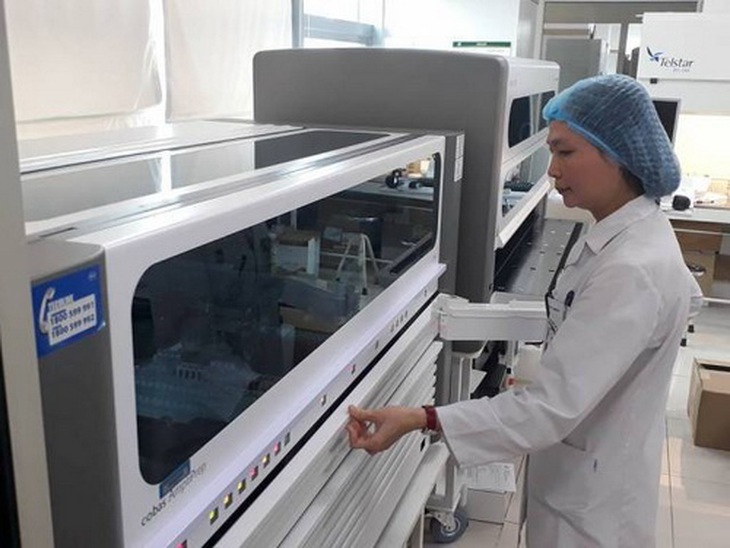 Xét nghiệm hóa sinh và vi sinh tại BV Bạch Mai.