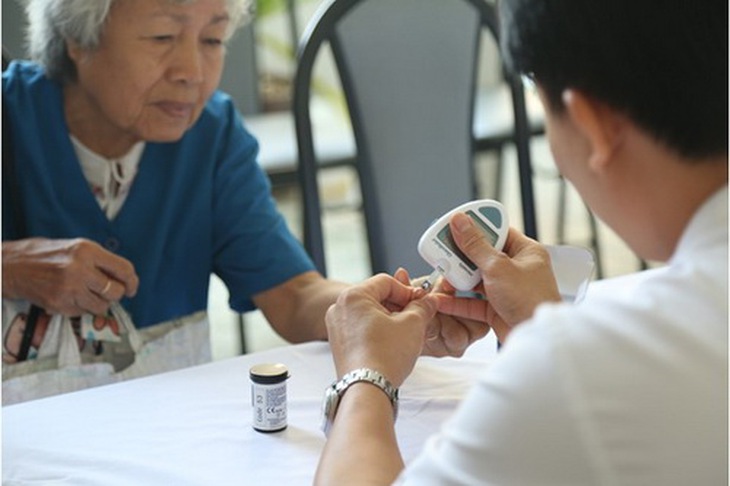 Người bệnh đái tháo đường cần đo đường huyết thường xuyên và kiểm soát huyết áp để phòng biến chứng.