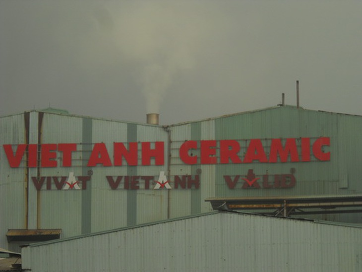 Ống khói của Công ty TNHH SX &TM Việt Anh xả ngày đêm.