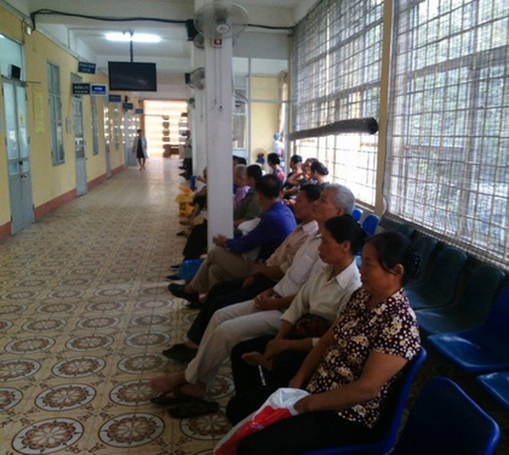 Người bệnh chờ khám có chỗ ngồi rộng rãi, có quạt mát.