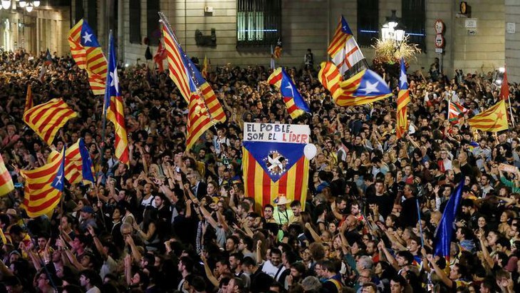 Người dân Catalonia xuống đường ăn mừng độc lập