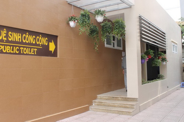 Nhà vệ sinh công cộng Bệnh viện E trung ương, một trong những bệnh viện công lập có nhà vệ sinh công cộng đảm bảo vệ sinh sạch sẽ từ ngoại cảnh bên ngoài đến chất lượng bên trong.
