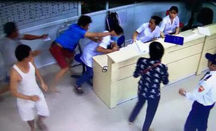 Chưa bao giờ thấy tính mạng các nhân viên y tế mỏng manh đến e ngại như bây giờ (Nhà thơ Văn Công Hùng).