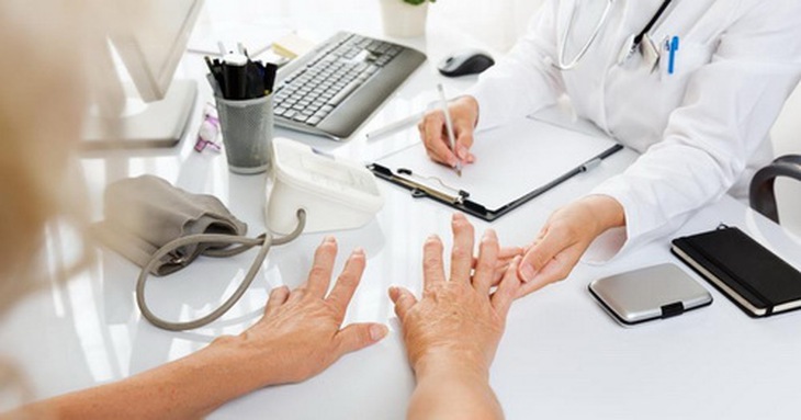 Nên khám bác sĩ chuyên khoa khớp ngay khi có dấu hiệu của bệnh.
