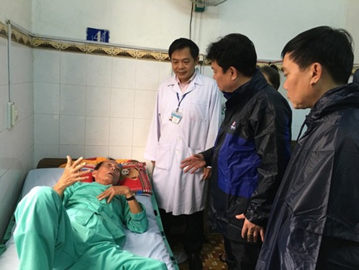 Thứ trưởng Phạm Lê Tuấn thăm hỏi người dân bị nạn đang điều trị tại BVĐK huyện Bình Sơn, Quảng Ngãi.