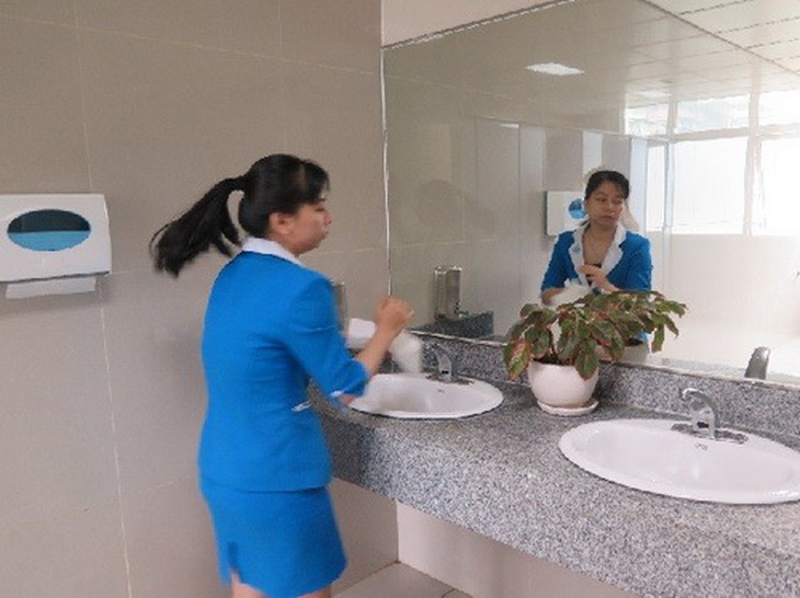 Nhà vệ sinh ở BV Đại học Y Dược TP. HCM sạch bóng, đầy đủ giấy vệ sinh, xà bông, thùng rác...