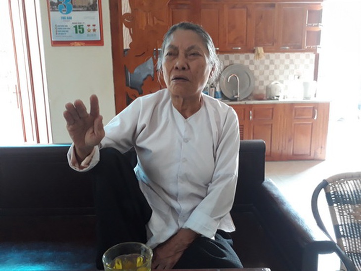 Bà Dương Thị Nướng kể lại sự việc với phóng viên.